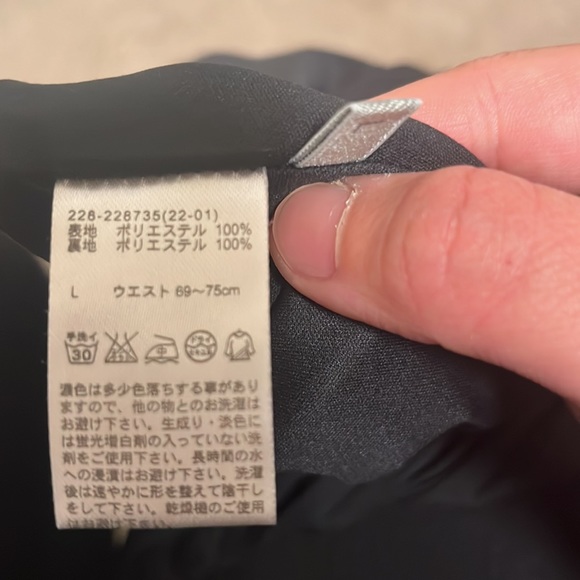 Black Frilled Miniskirt GU (uniqlo) EUC size L bought in Japan - Picture 4 of 4